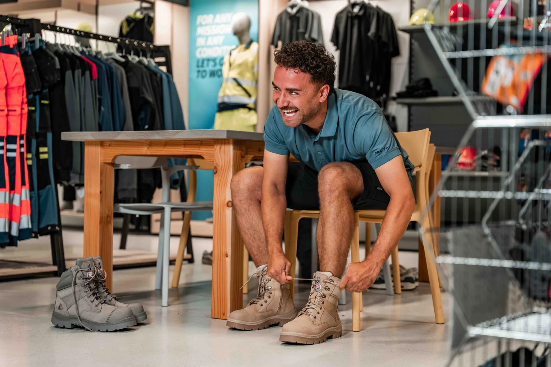 Werkschoenen passen in de showroom van MIPA