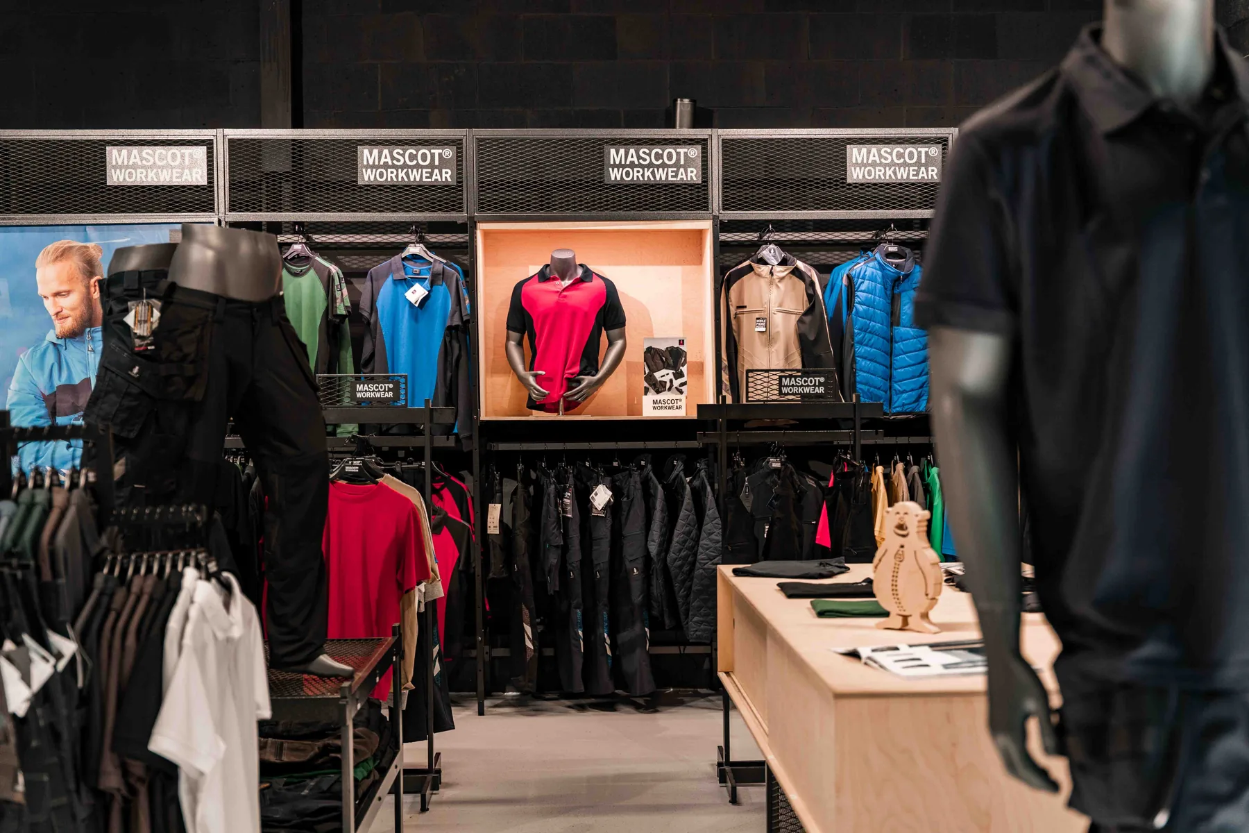 Zakelijk advies over bedrijfskleding in de MIPA showroom in Boxmeer